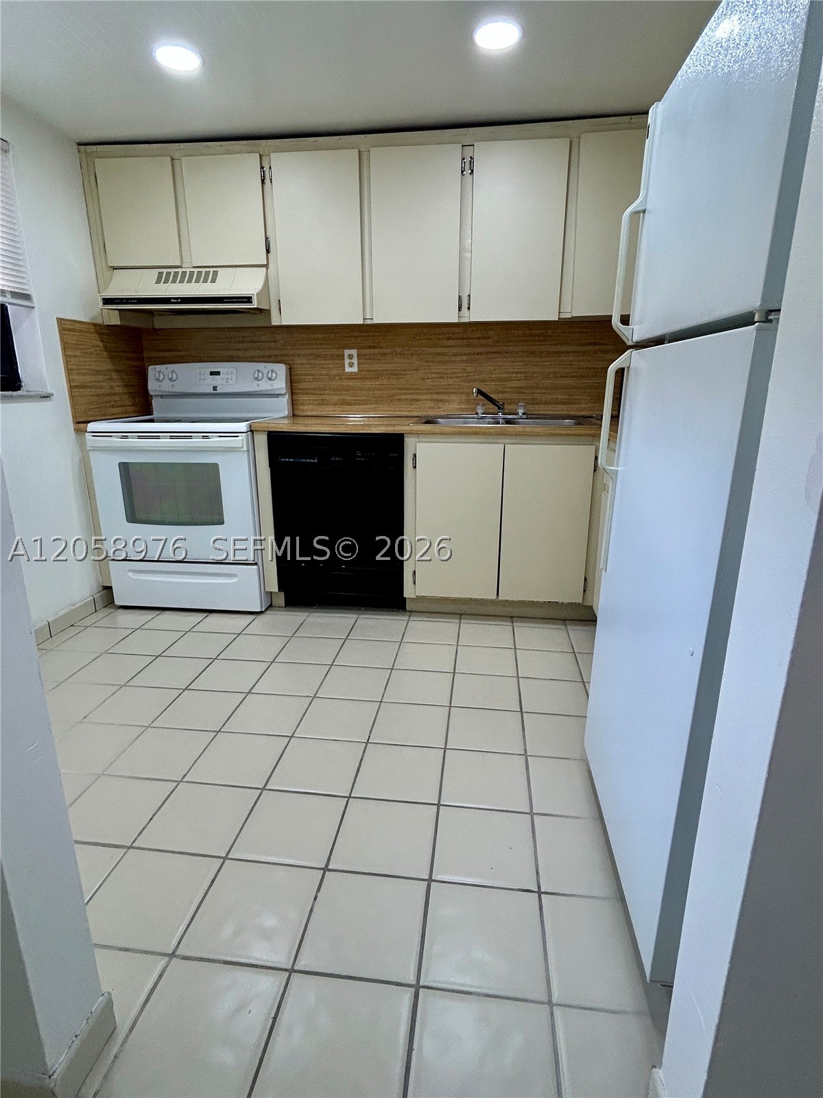 210 W Park Dr 201-2 Property Photo 2