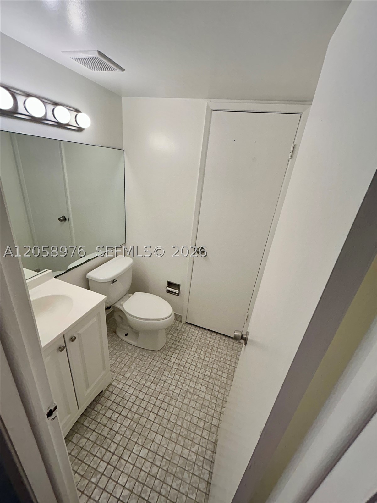 210 W Park Dr 201-2 Property Photo 5