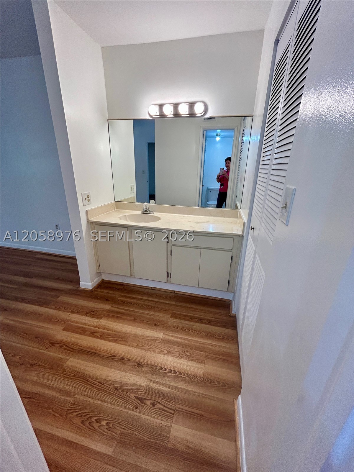210 W Park Dr 201-2 Property Photo 8