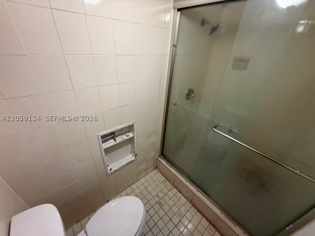 1325 W 68th St 111 Property Photo 5