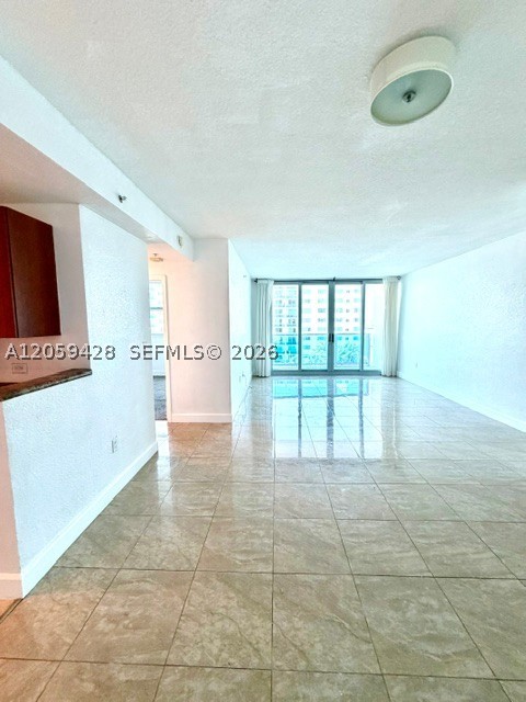 7501 E Treasure Dr 5h Property Photo 2