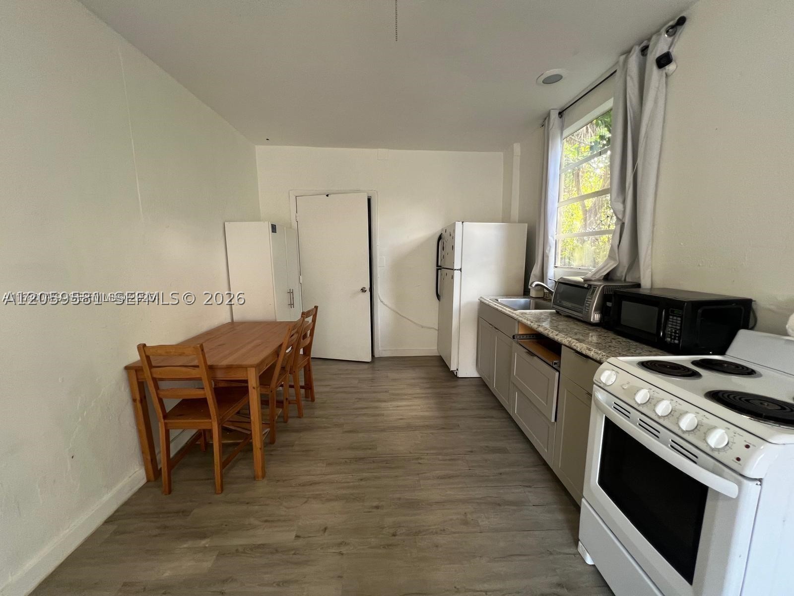 2126 Arthur St Property Photo 8
