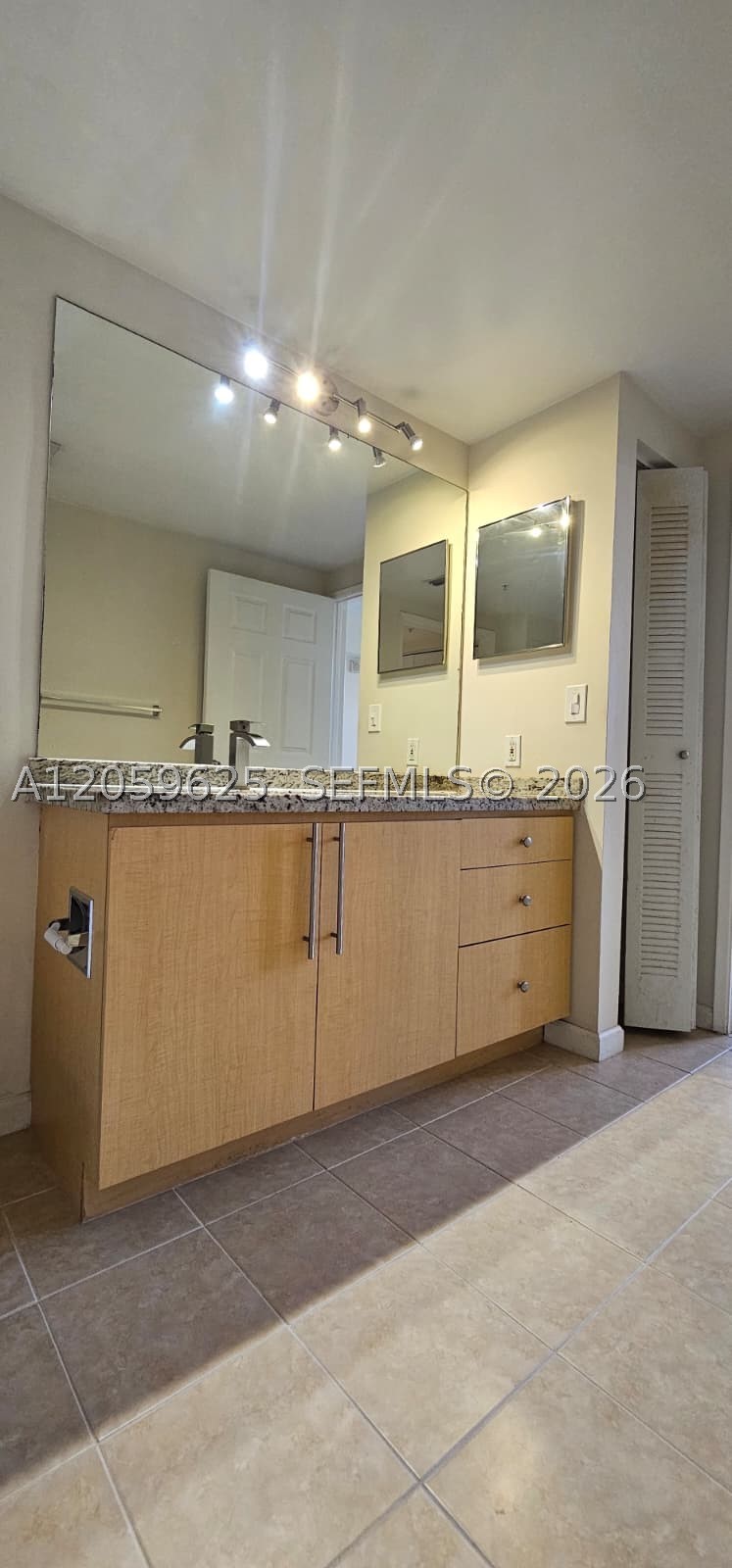 1919 Van Buren St 515a Property Photo 16
