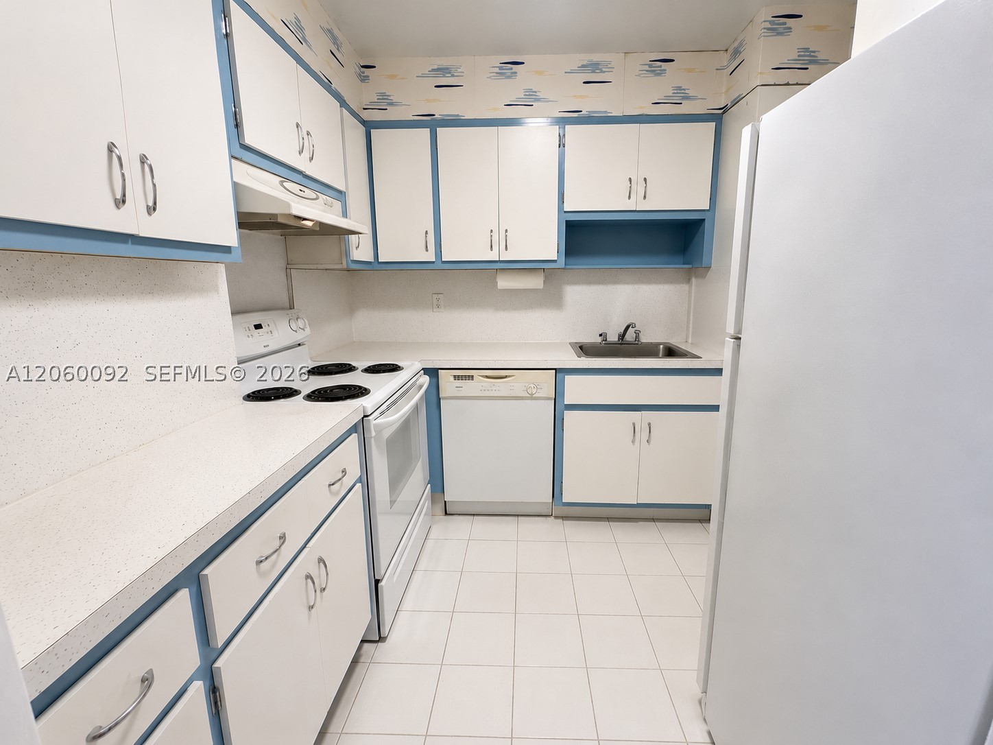 220 Kings Point Dr 211 Property Photo 4