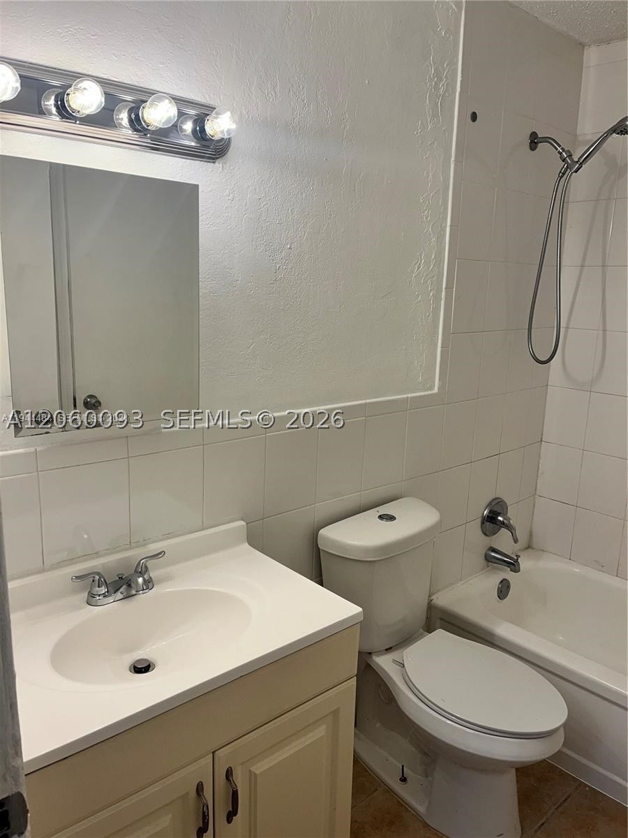 2775 Taft St 305 Property Photo 2