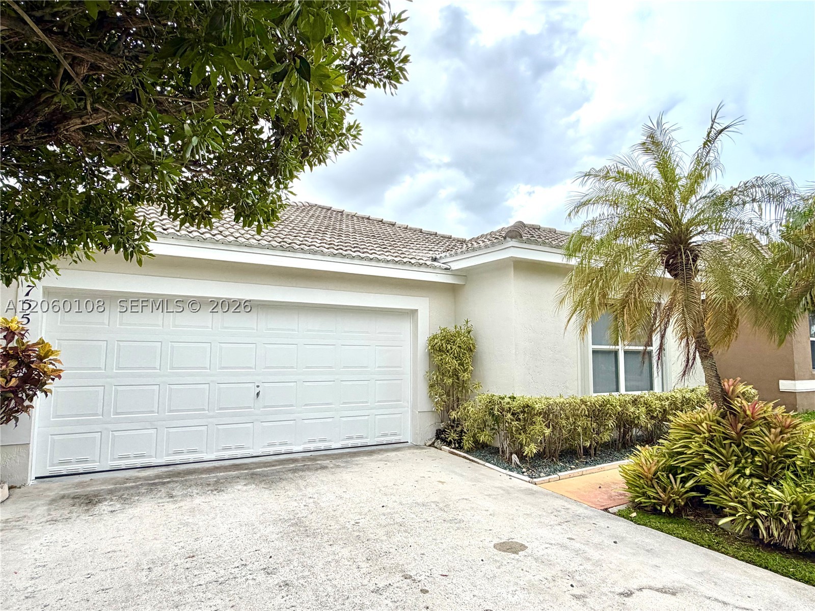7557 SW 164th Ct Property Photo 1