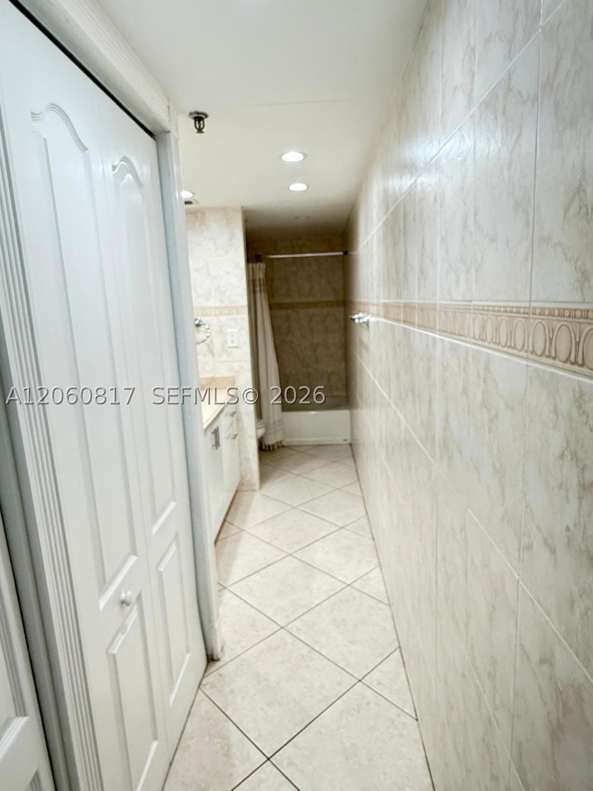 2625 Collins Ave 810 Property Photo 13