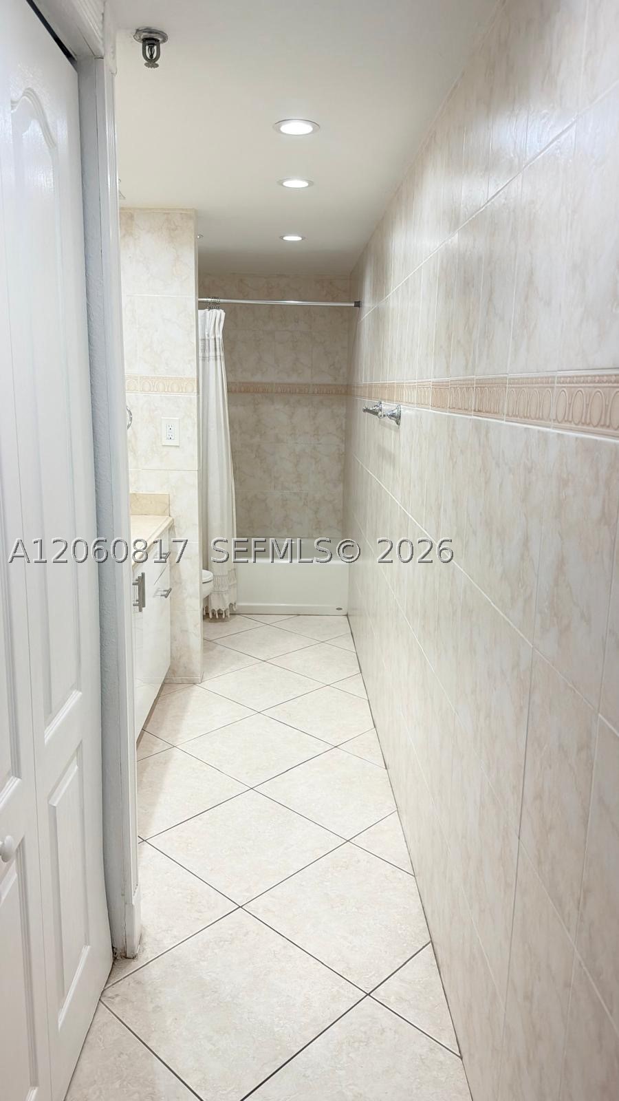 2625 Collins Ave 810 Property Photo 18