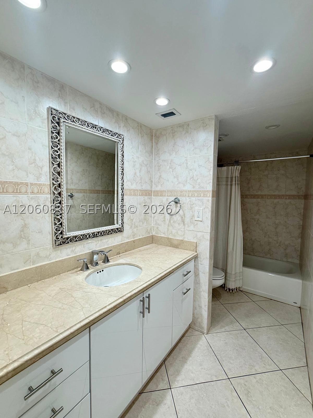 2625 Collins Ave 810 Property Photo 19
