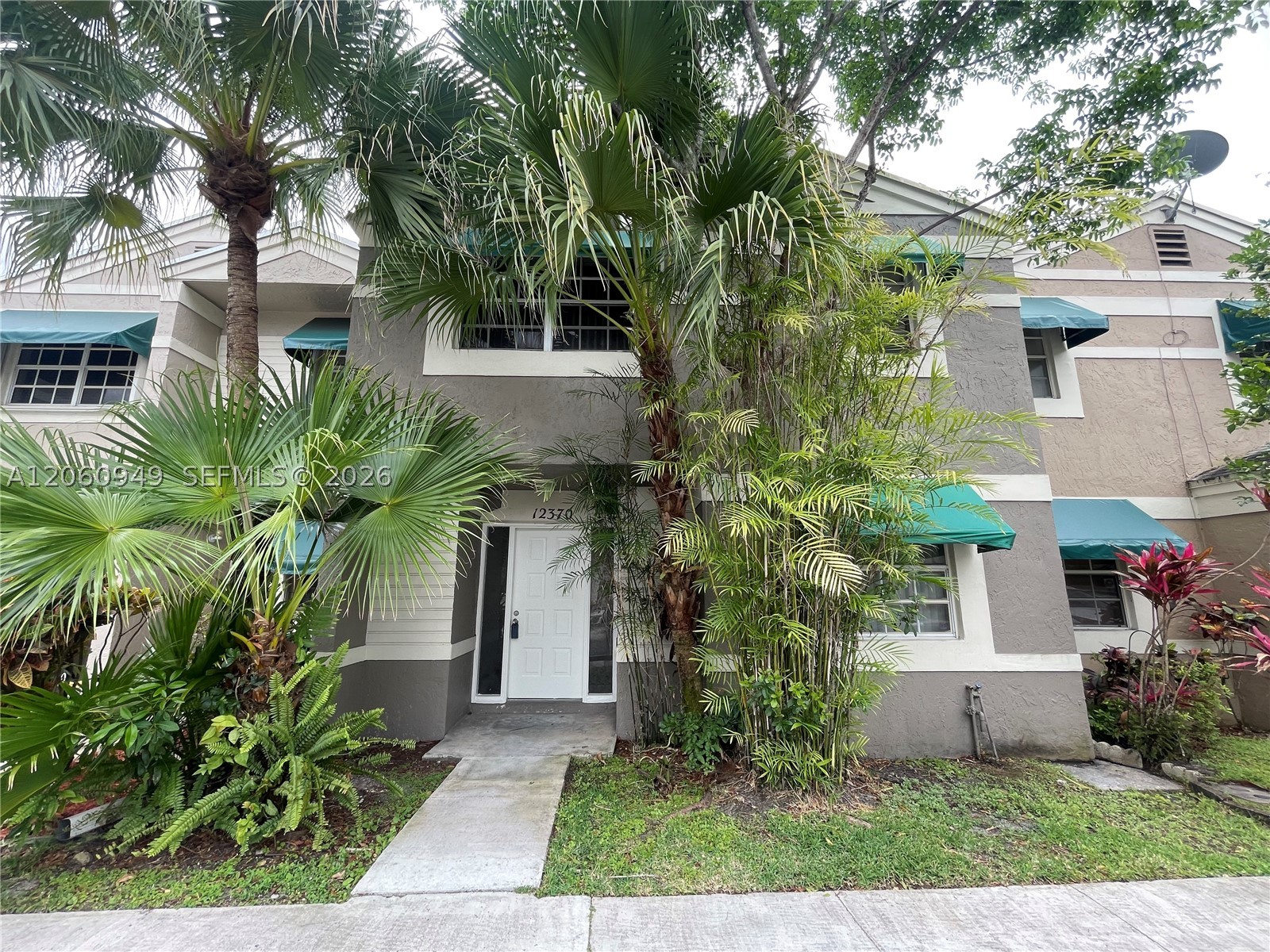 12370 SW 52nd Place Property Photo 1