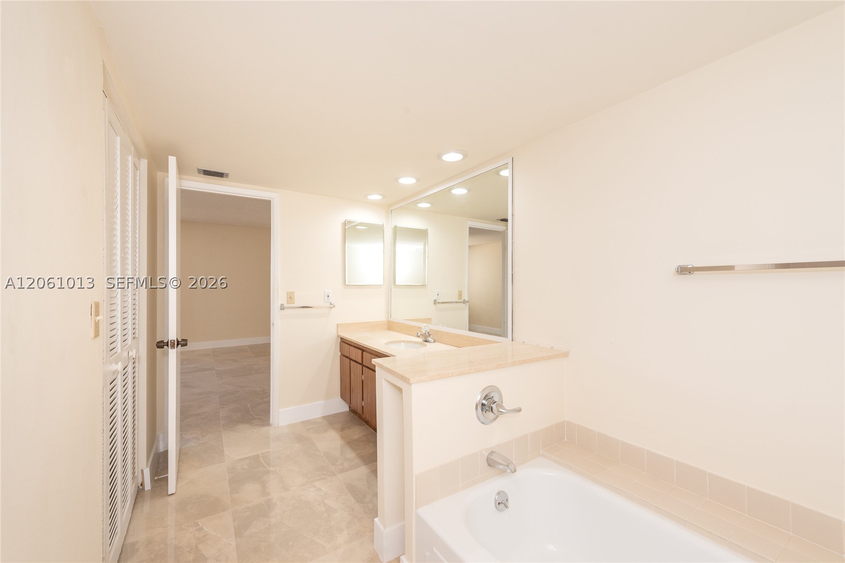 600 Biltmore Way 1014 Property Photo 26
