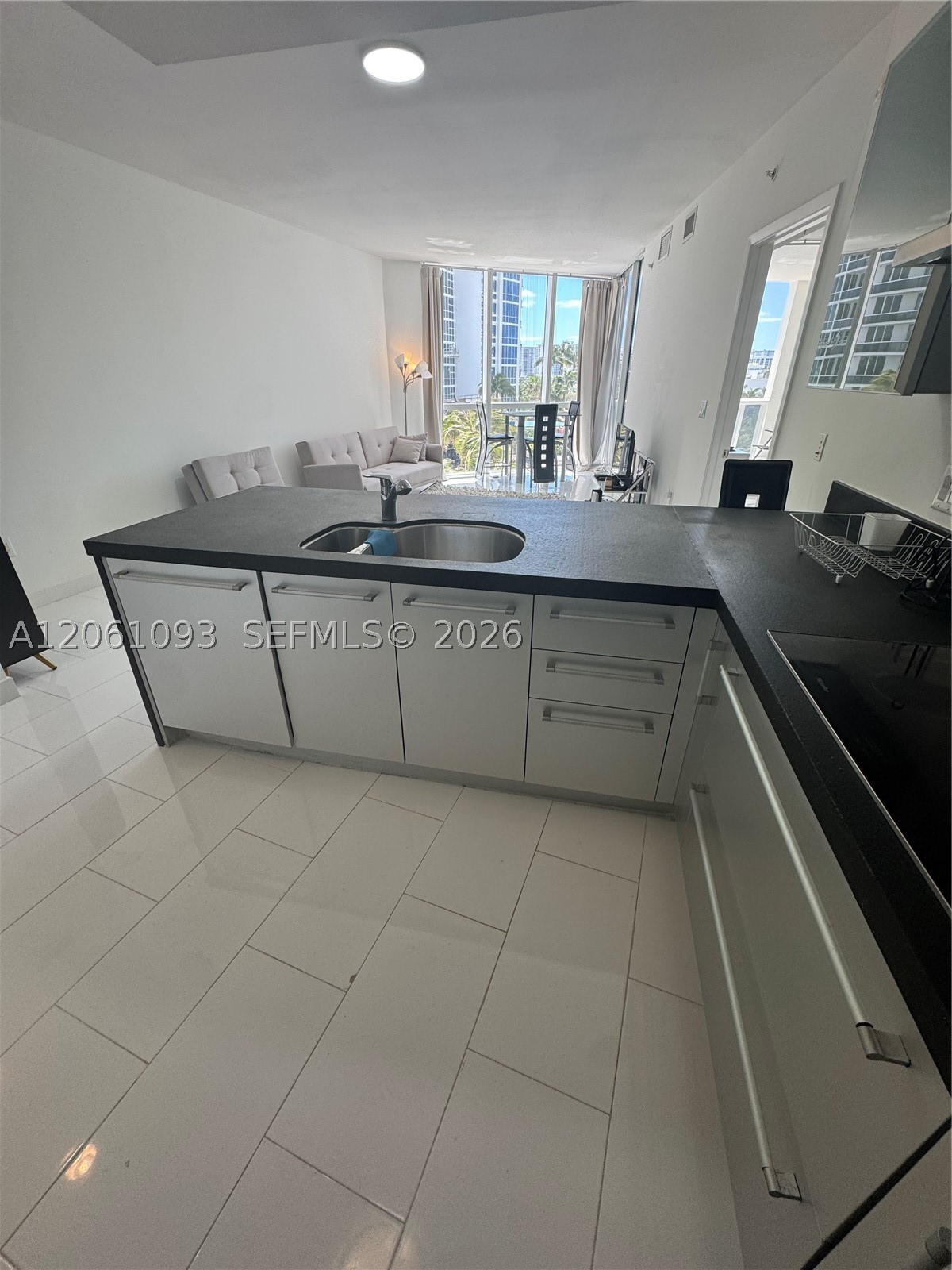 18201 Collins Ave 608 Property Photo 1
