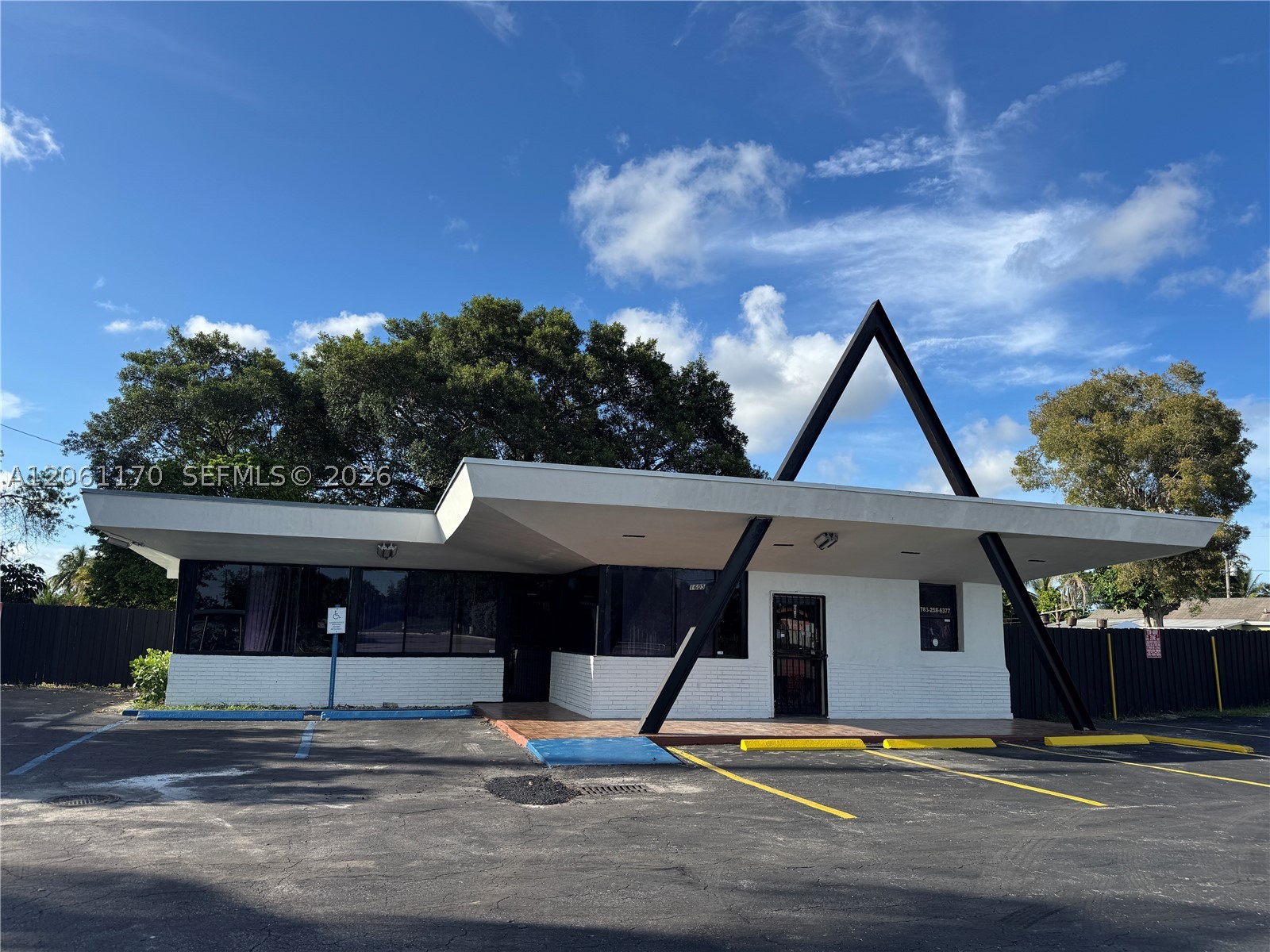 1605 Nw 95th St Property Photo 3