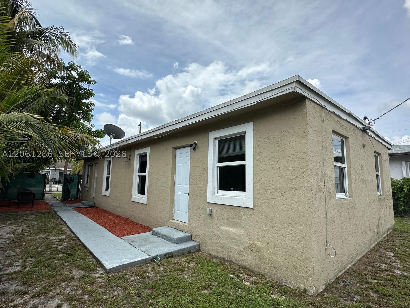 728 SW 6th St 2 Property Photo 1