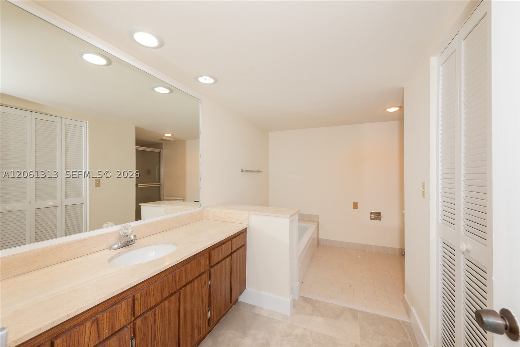 600 Biltmore Way 1014 Property Photo 25