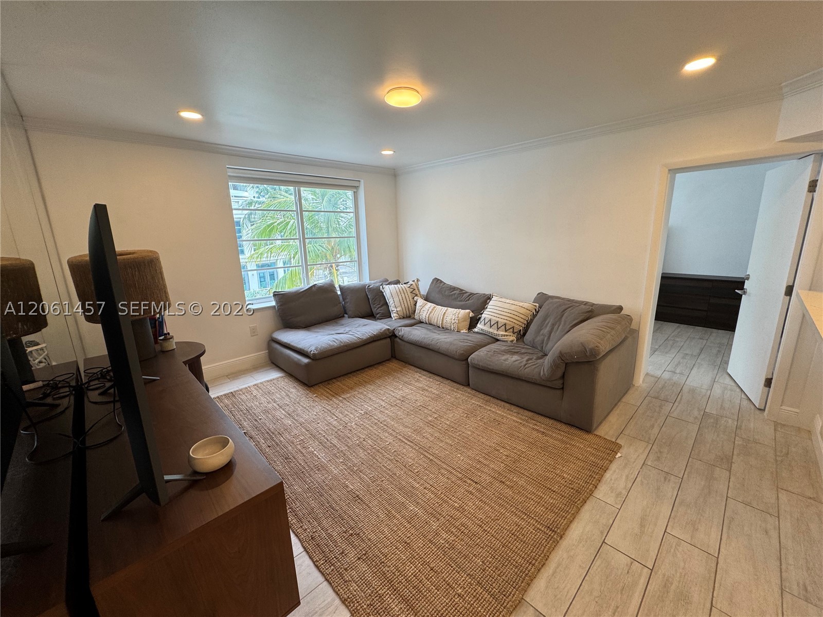 1460 Ocean Dr 305 Property Photo 2