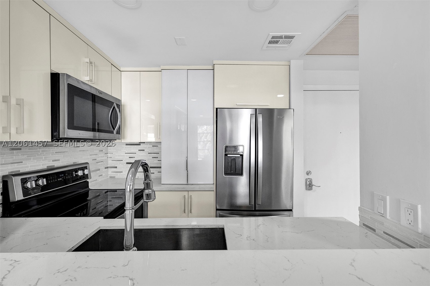 1460 Ocean Dr 305 Property Photo 20
