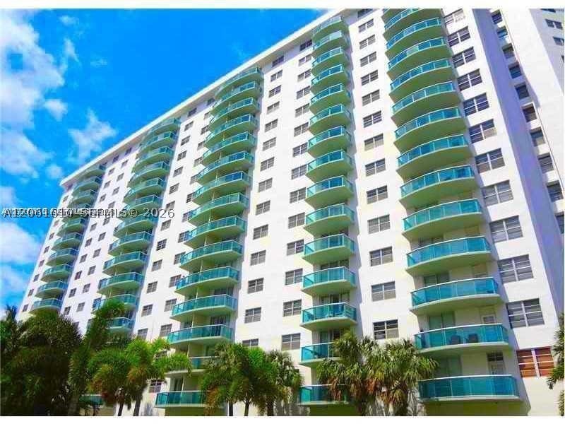 19390 Collins Ave 308