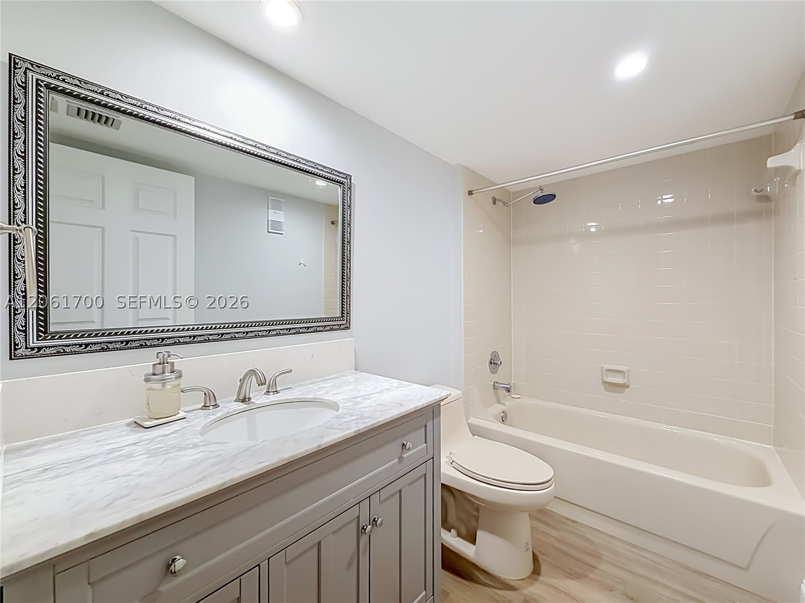 1713 Whitehall Dr 404 Property Photo 46