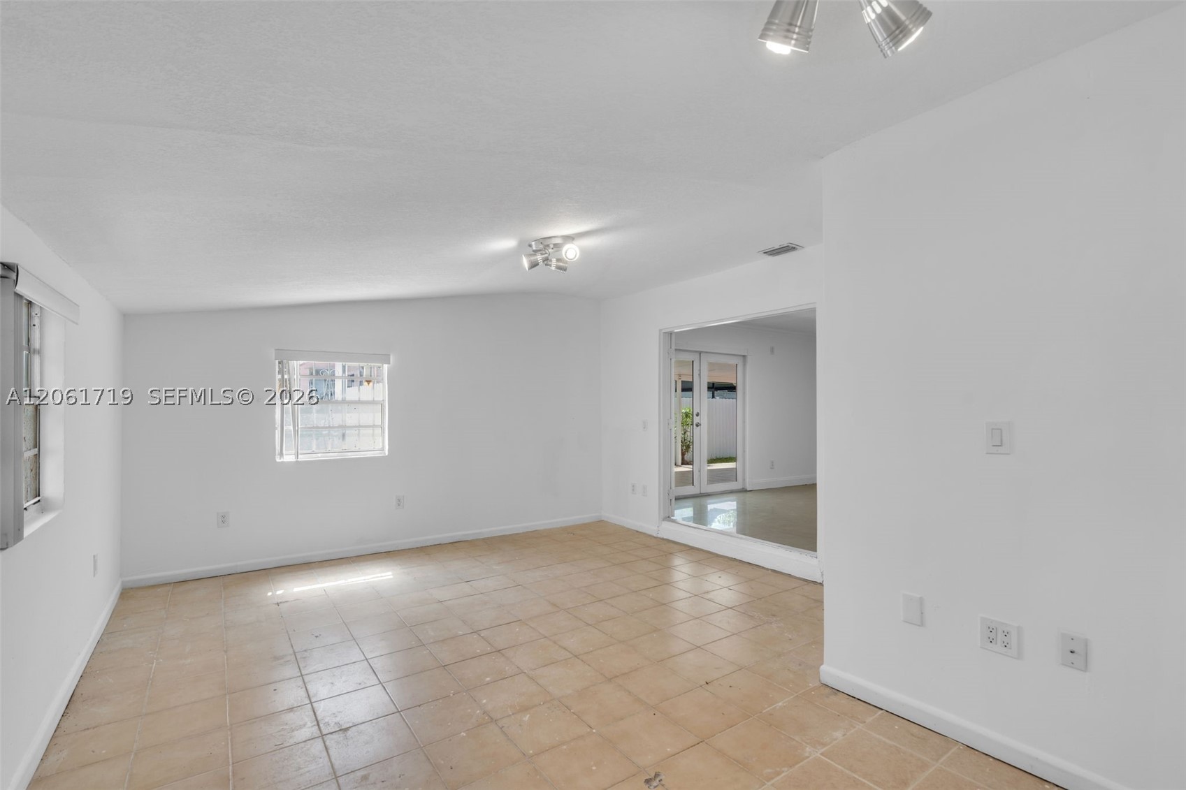 3685 W 9th Ave Property Photo 22