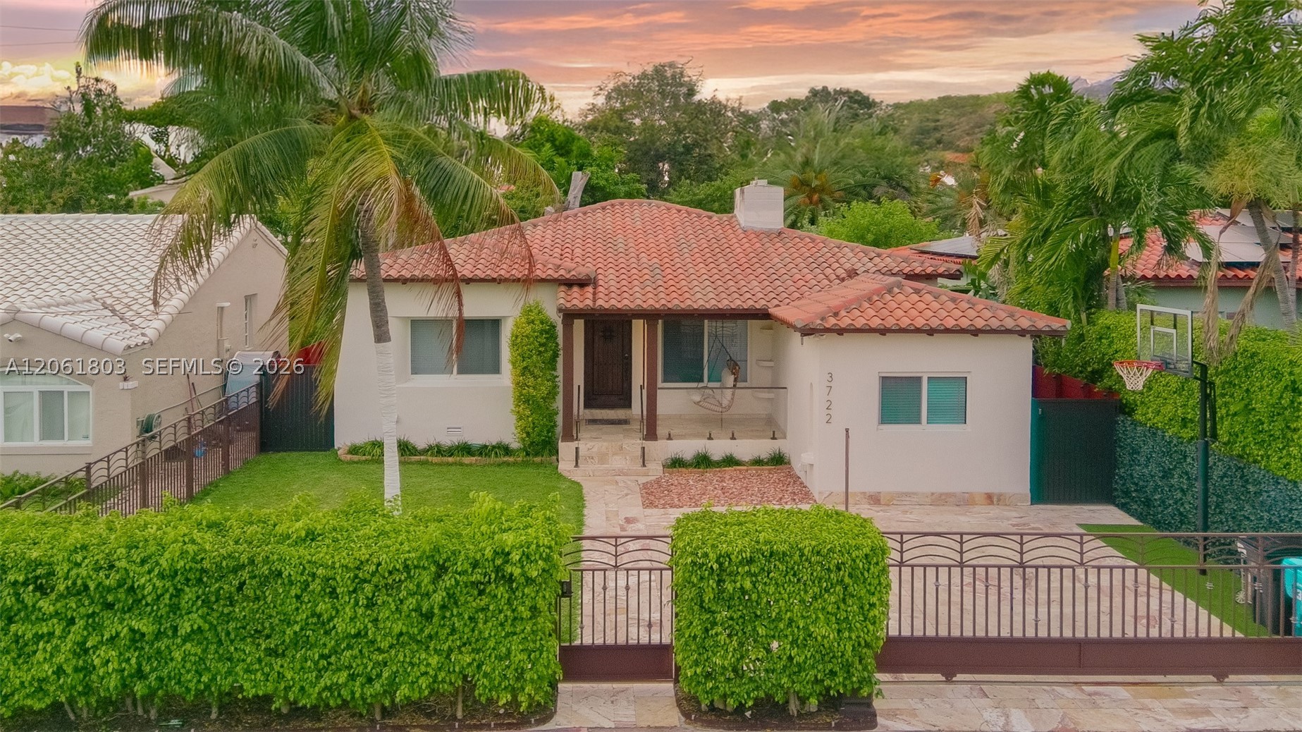 3722 Royal Palm Ave Property Photo 4