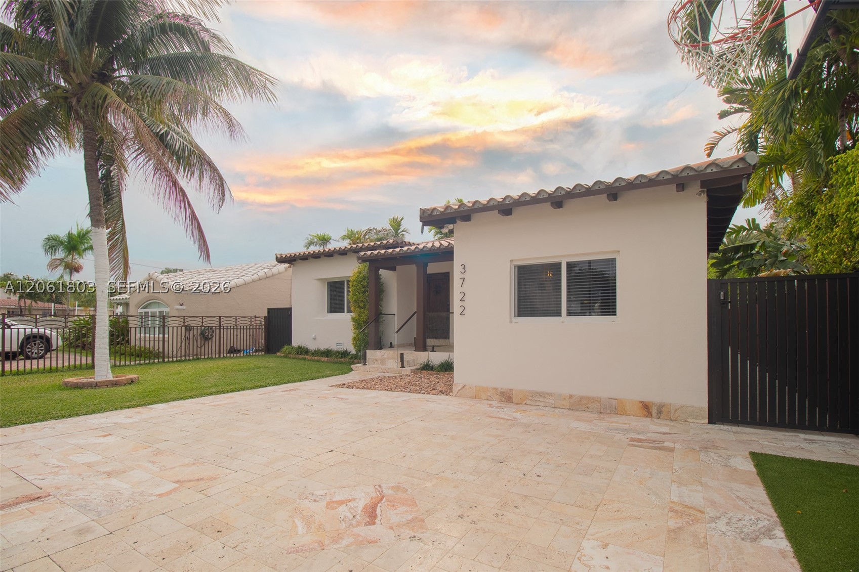 3722 Royal Palm Ave Property Photo 6