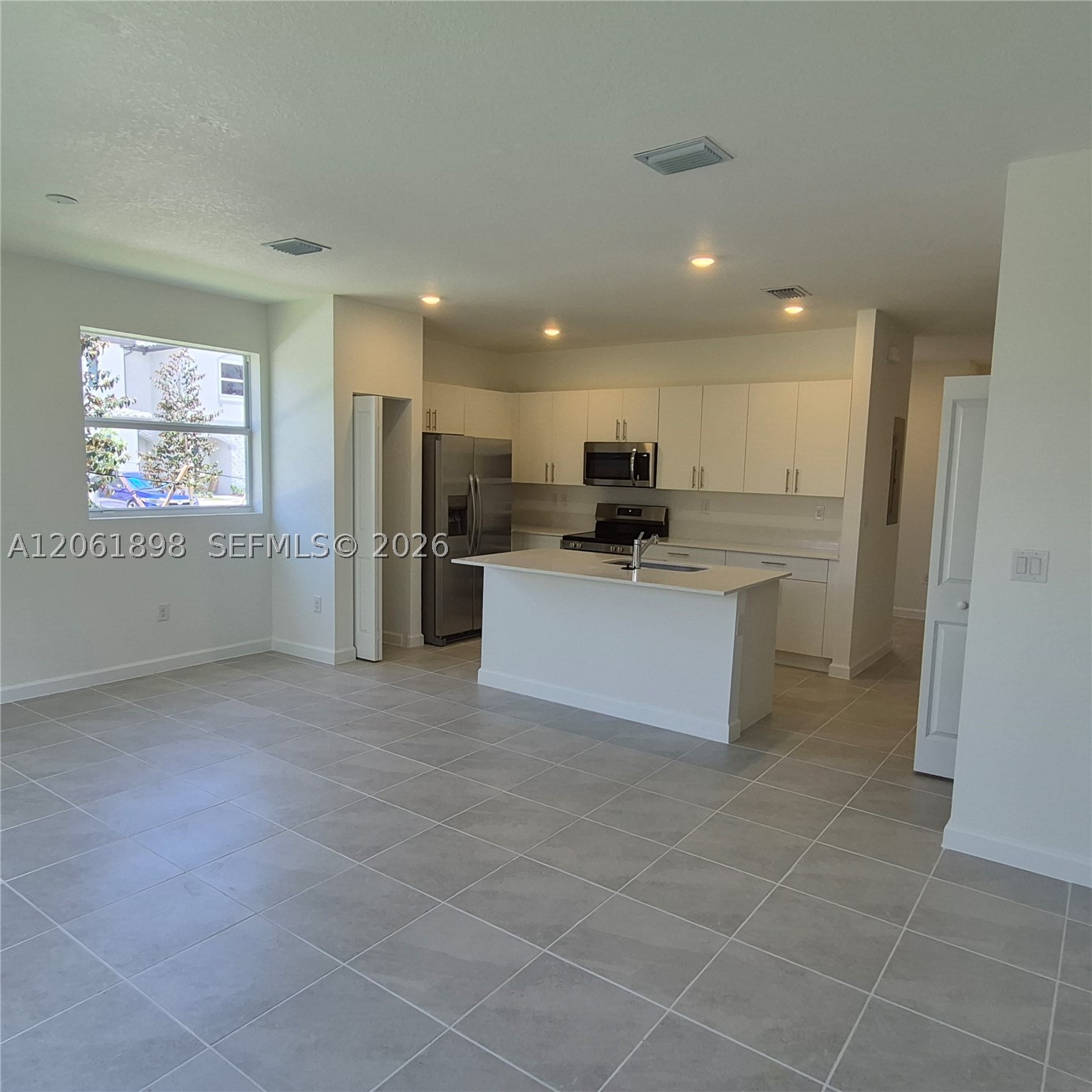 A12061898 Property Photo 3