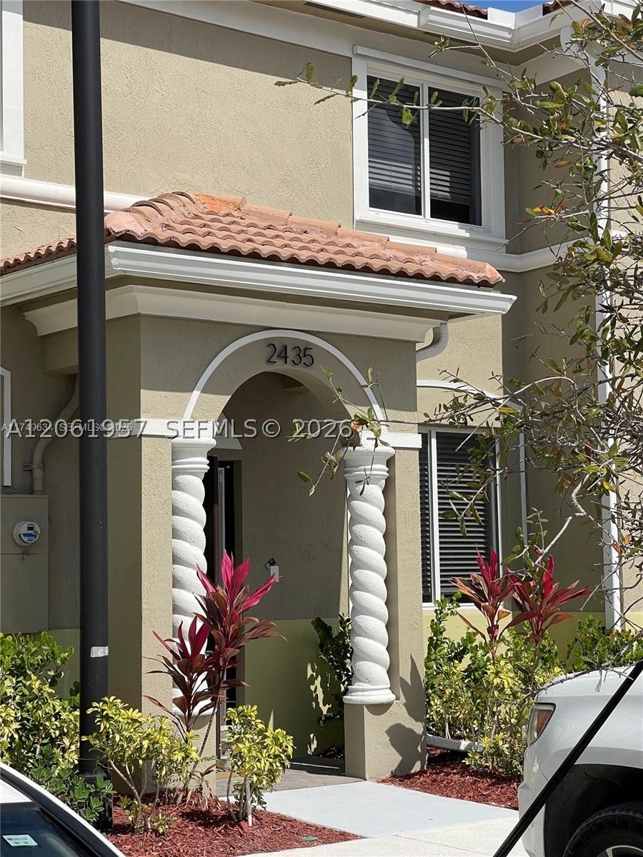 2435 SE 11th St Property Photo 1