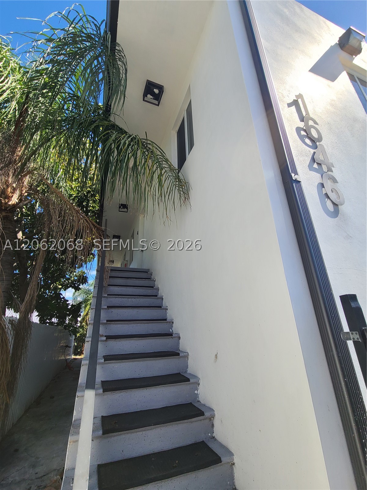 1646 Nw 1st Pl 2 Property Photo 2