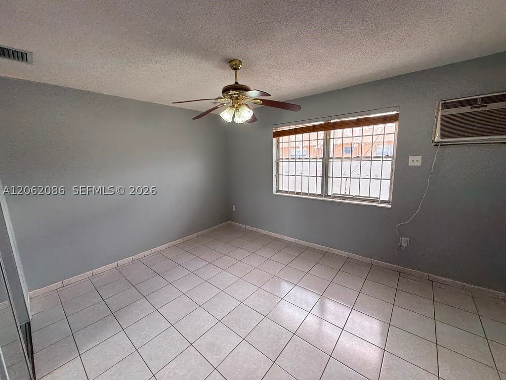 1154 W 35th St 213 Property Photo 4