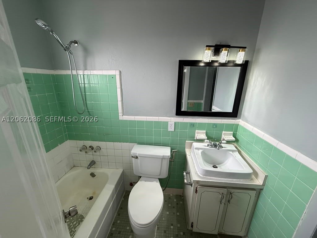 1154 W 35th St 213 Property Photo 10
