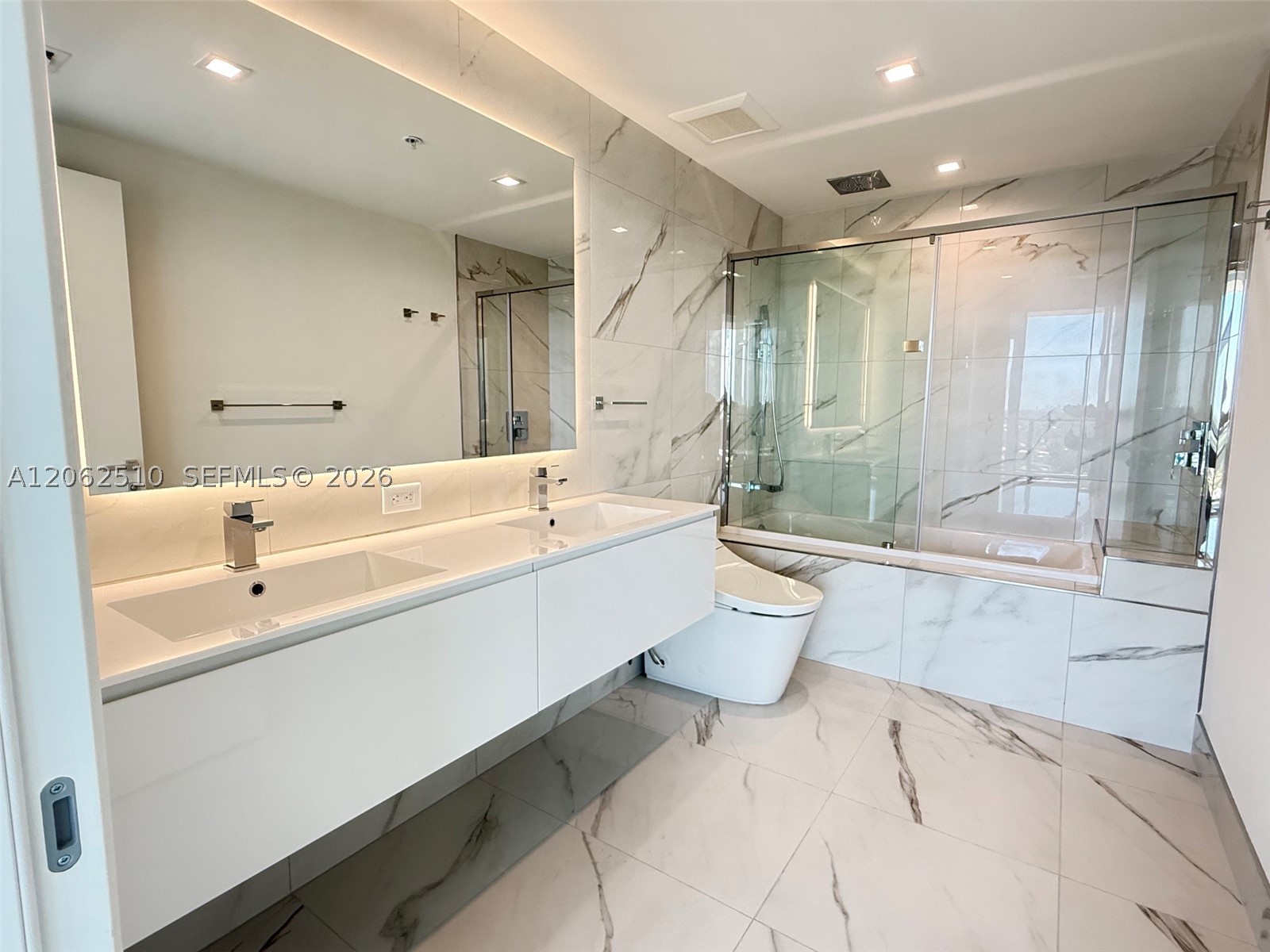 1170 E Hallandale 1106 Property Photo 12