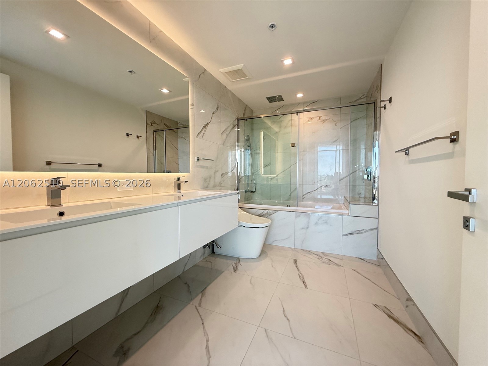1170 E Hallandale 1106 Property Photo 13