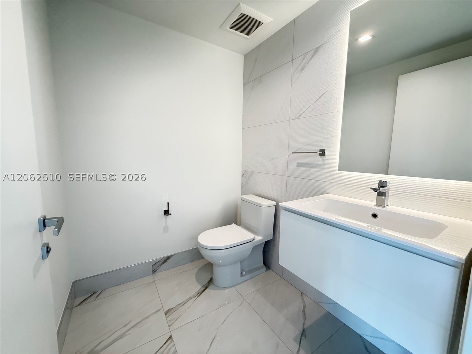 1170 E Hallandale 1106 Property Photo 14