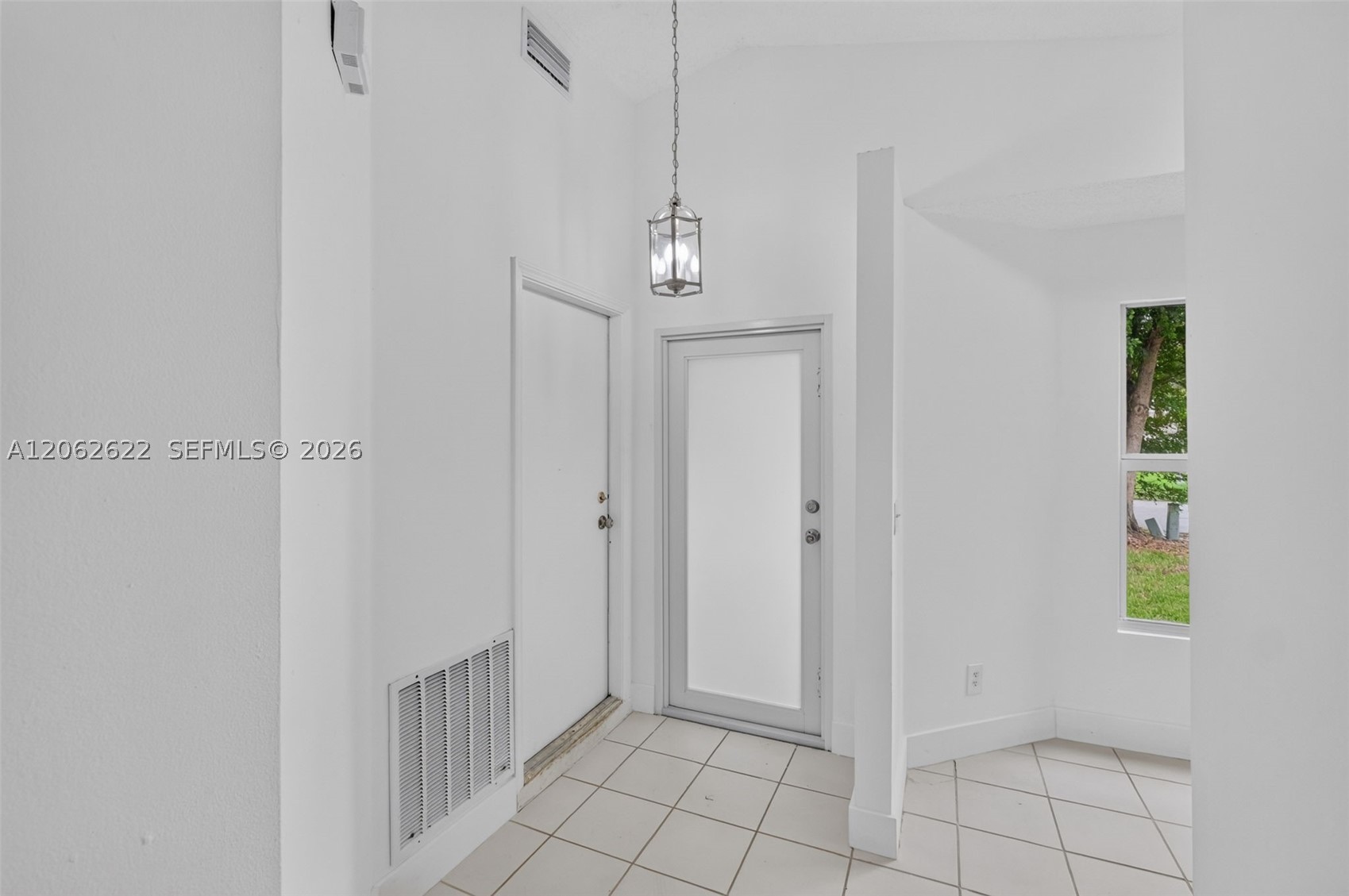 792 Sw 9th St Property Photo 3