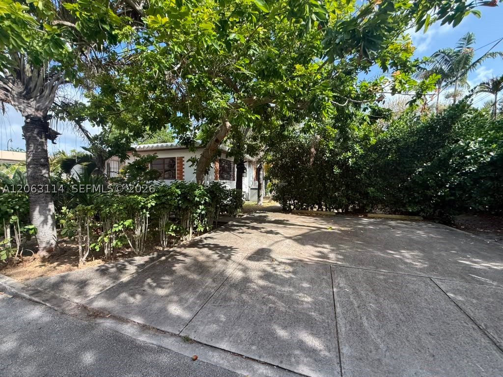 631 Ne 60th St A Property Photo 2