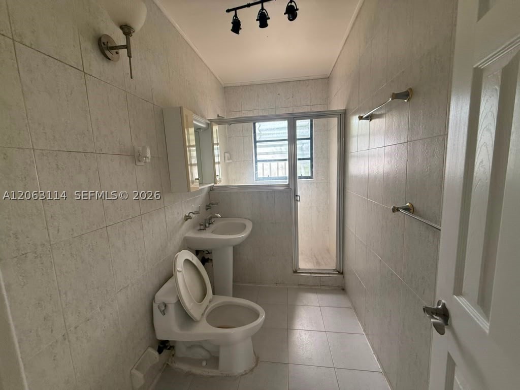 631 Ne 60th St A Property Photo 8