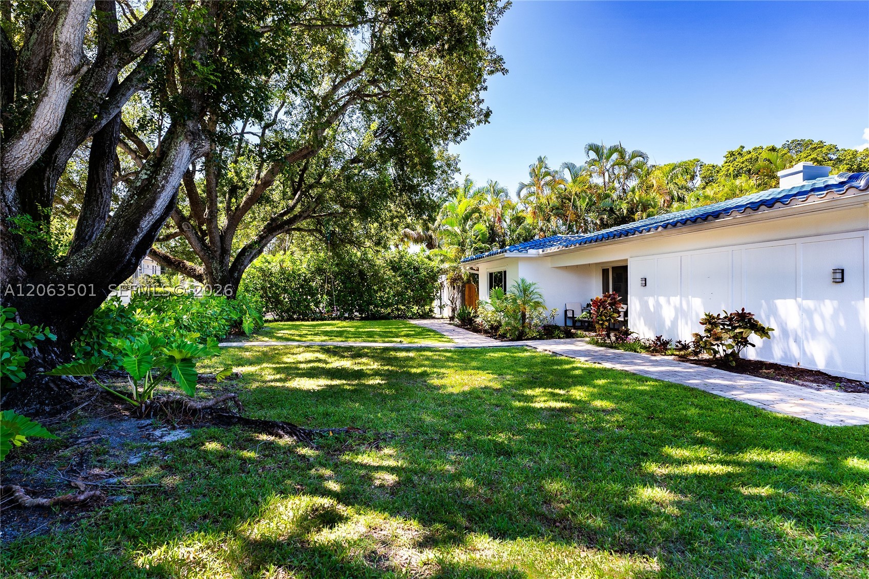 1529 Bayview Dr Property Photo 1