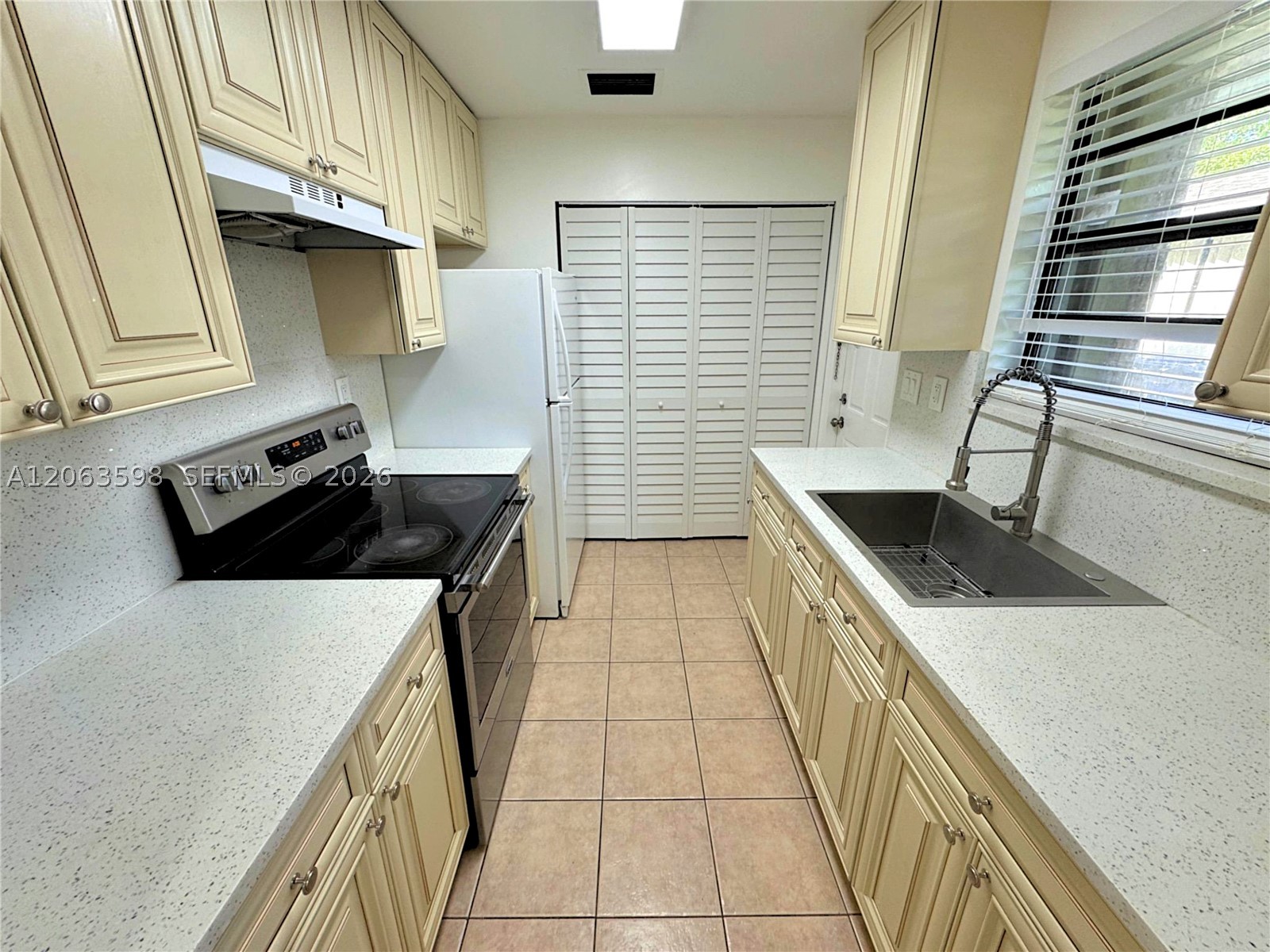 5637 Taft St 5637 Property Photo 2