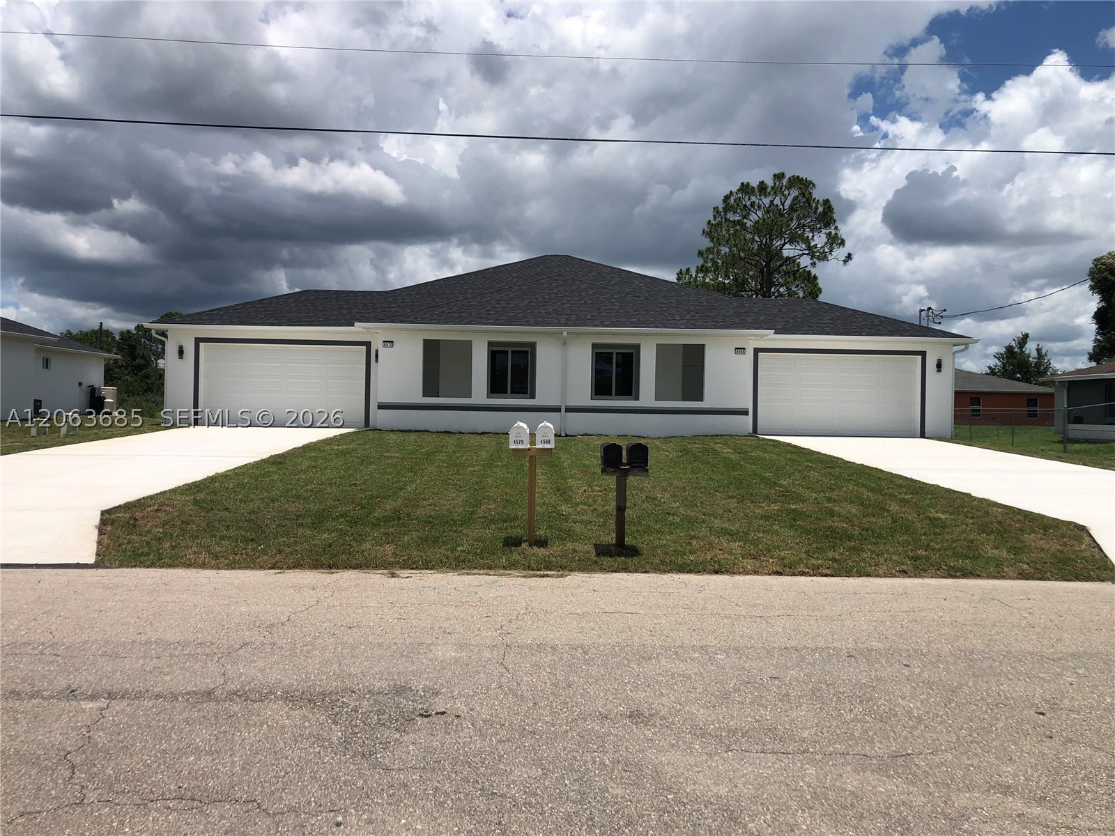 4572/4574 Golfview Blvd Property Photo 1