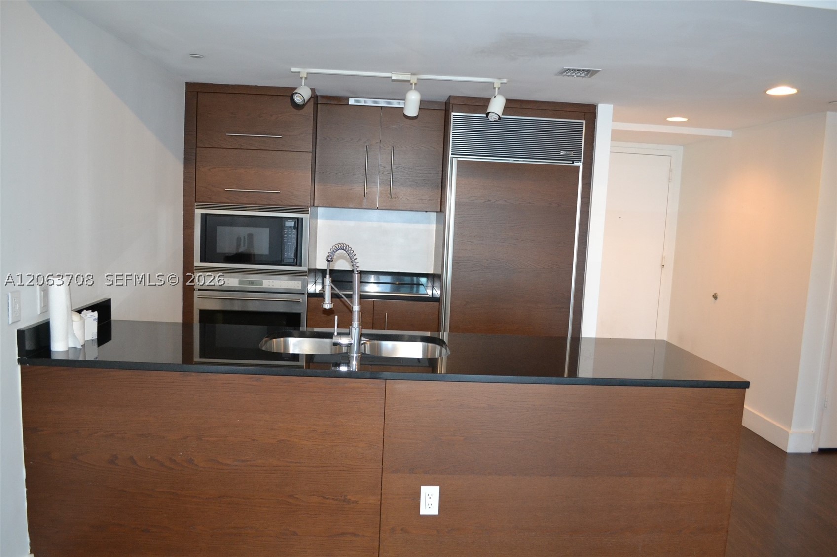 475 Brickell Ave 1814 Property Photo 6