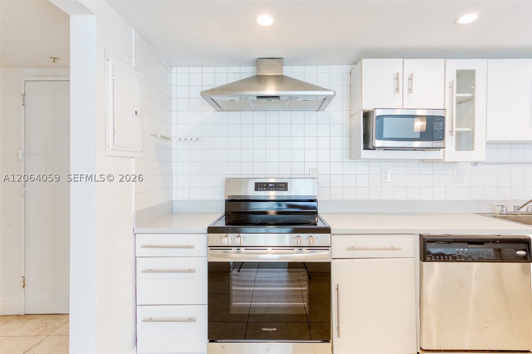 19380 Collins Ave 406 Property Photo 4