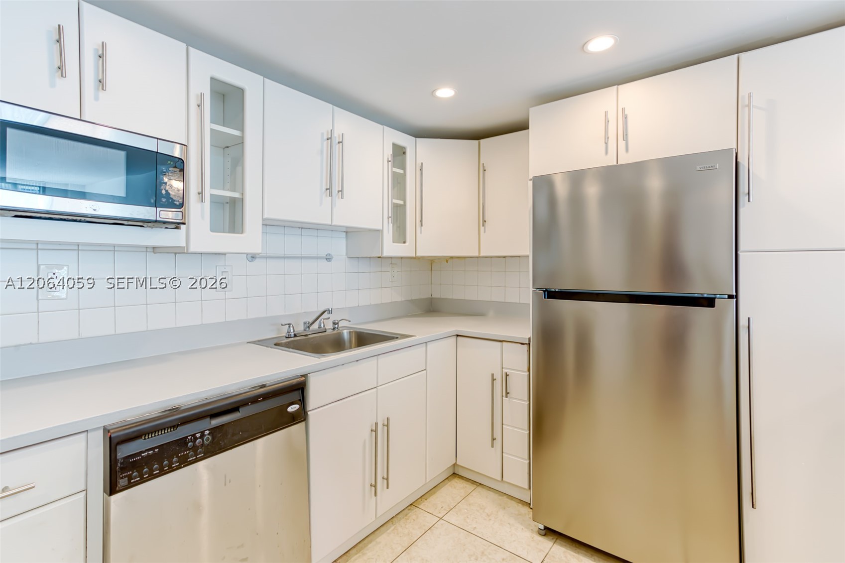 19380 Collins Ave 406 Property Photo 7