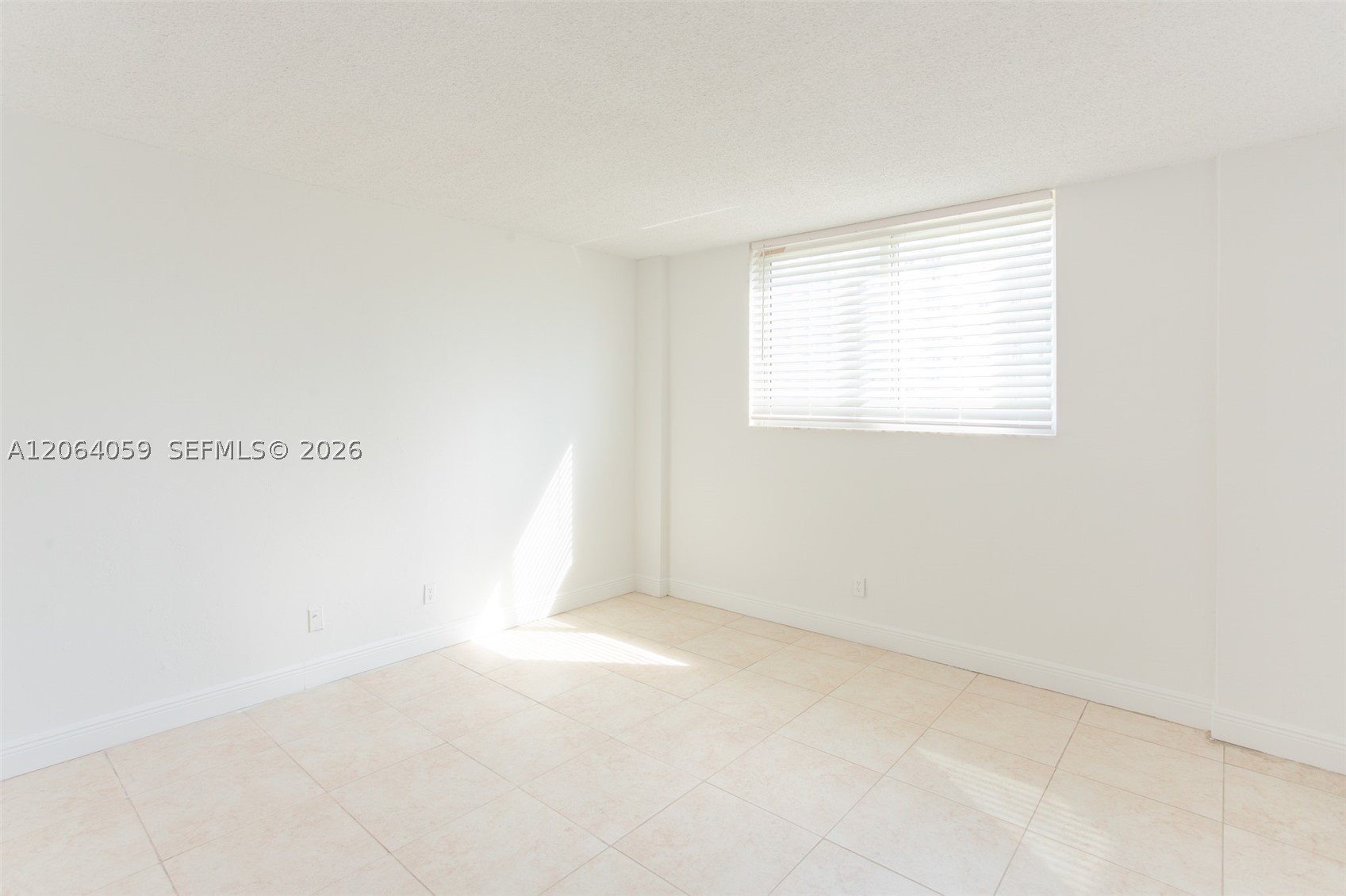 19380 Collins Ave 406 Property Photo 16