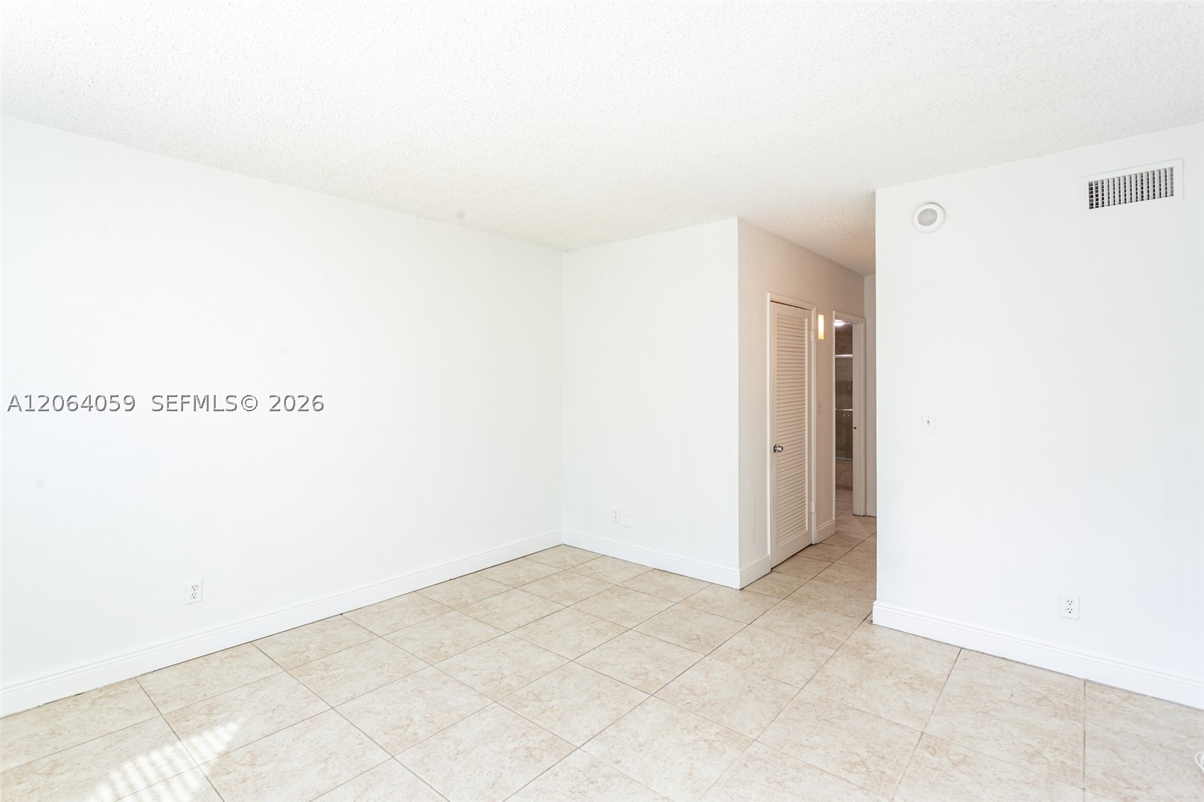19380 Collins Ave 406 Property Photo 17