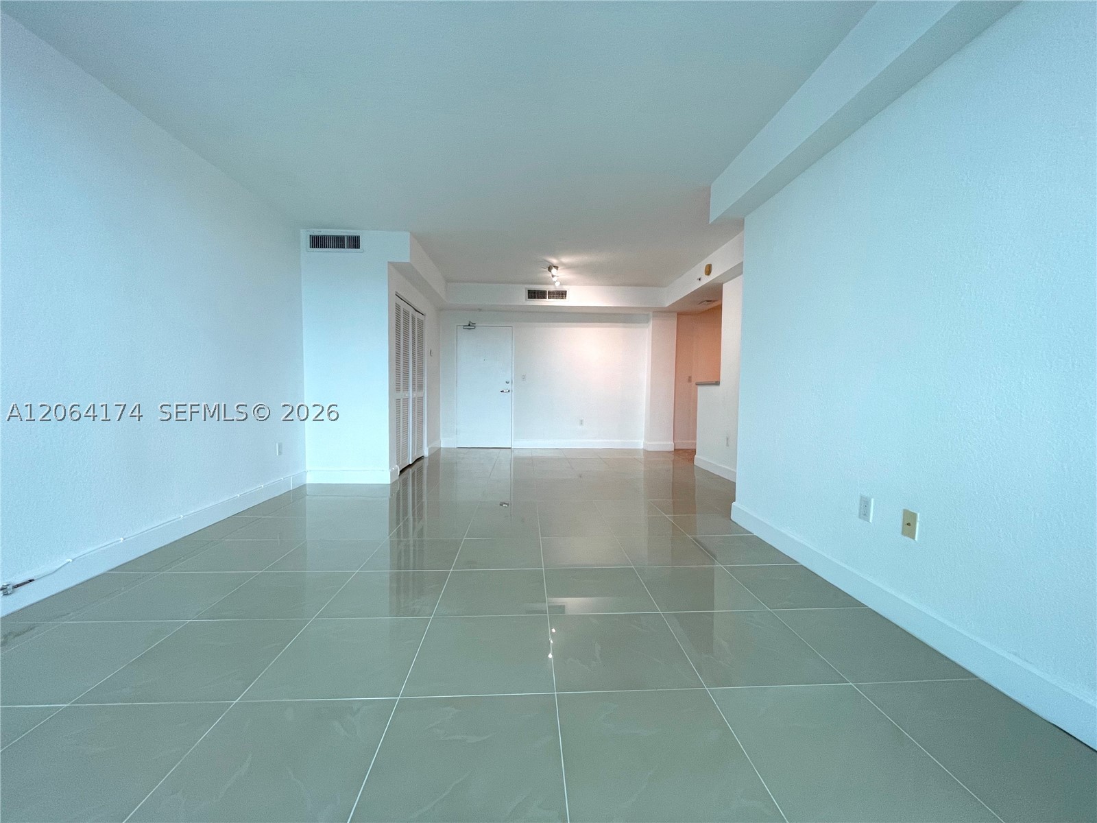 7501 E Treasure Dr 10c Property Photo 4