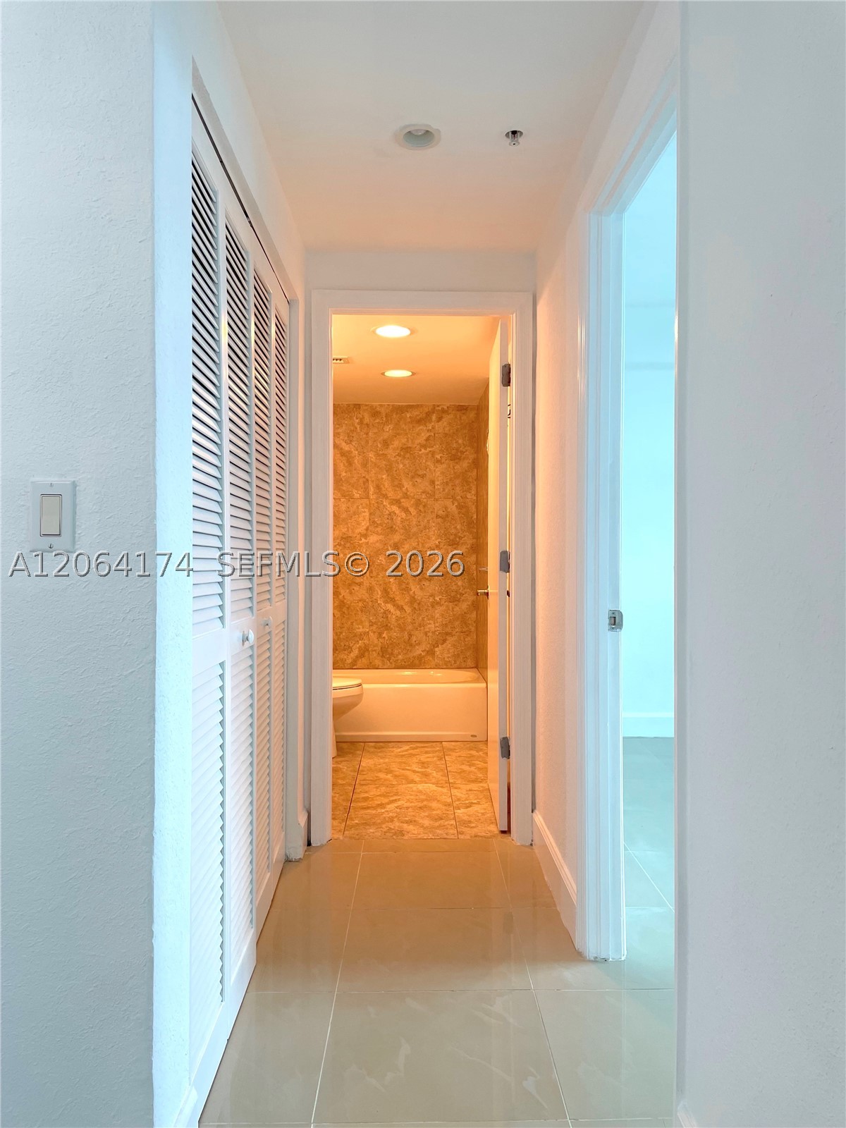 7501 E Treasure Dr 10c Property Photo 6
