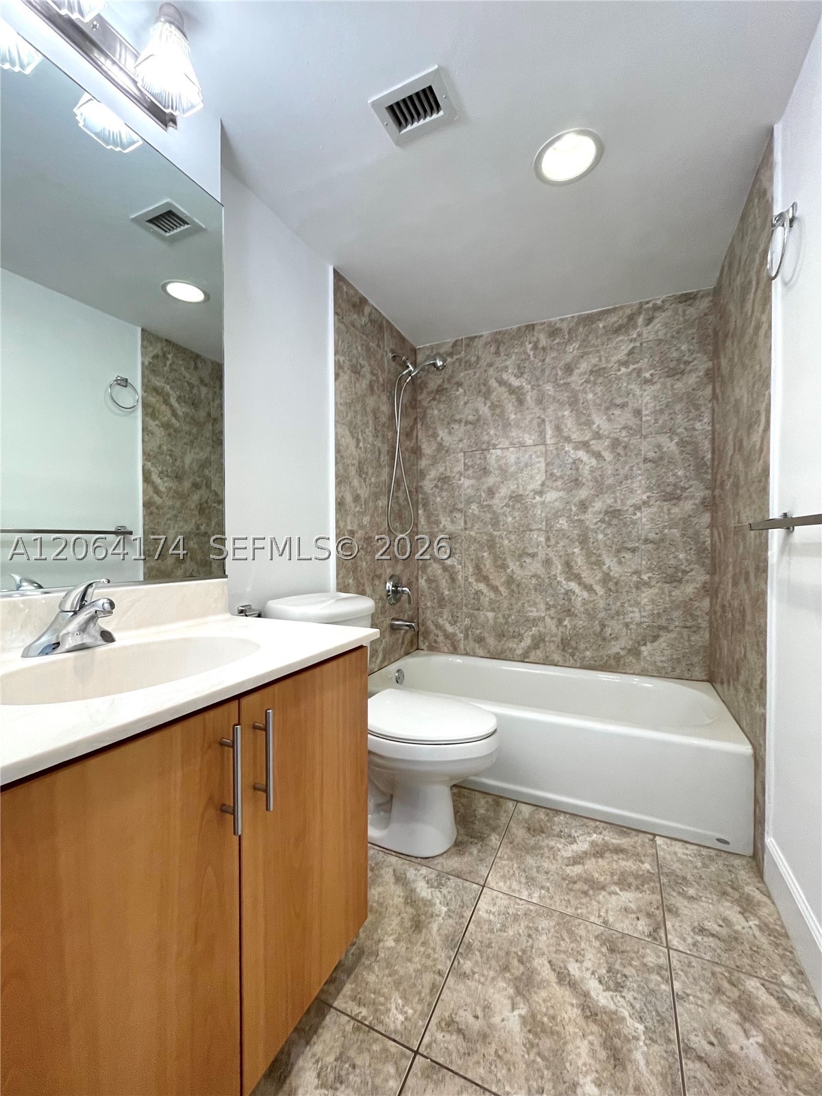 7501 E Treasure Dr 10c Property Photo 7