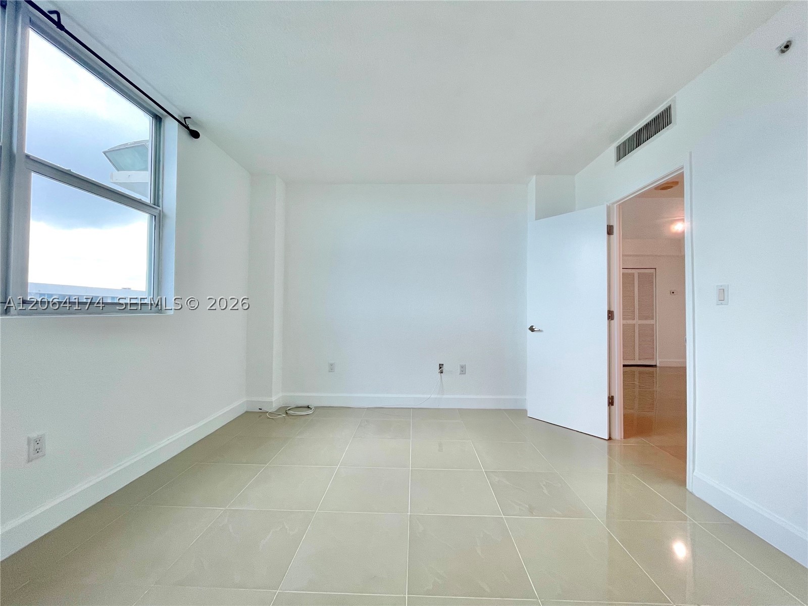 7501 E Treasure Dr 10c Property Photo 8