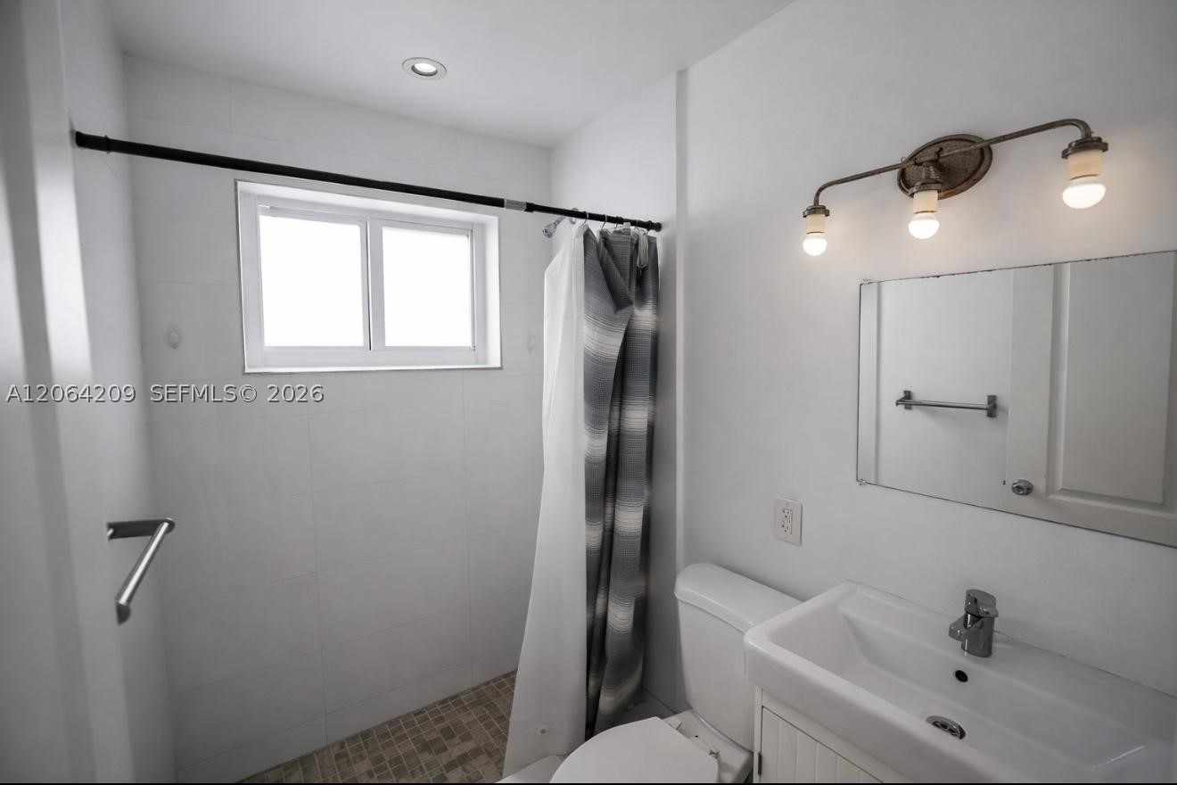 552 Ne 61st St 4 Property Photo 5